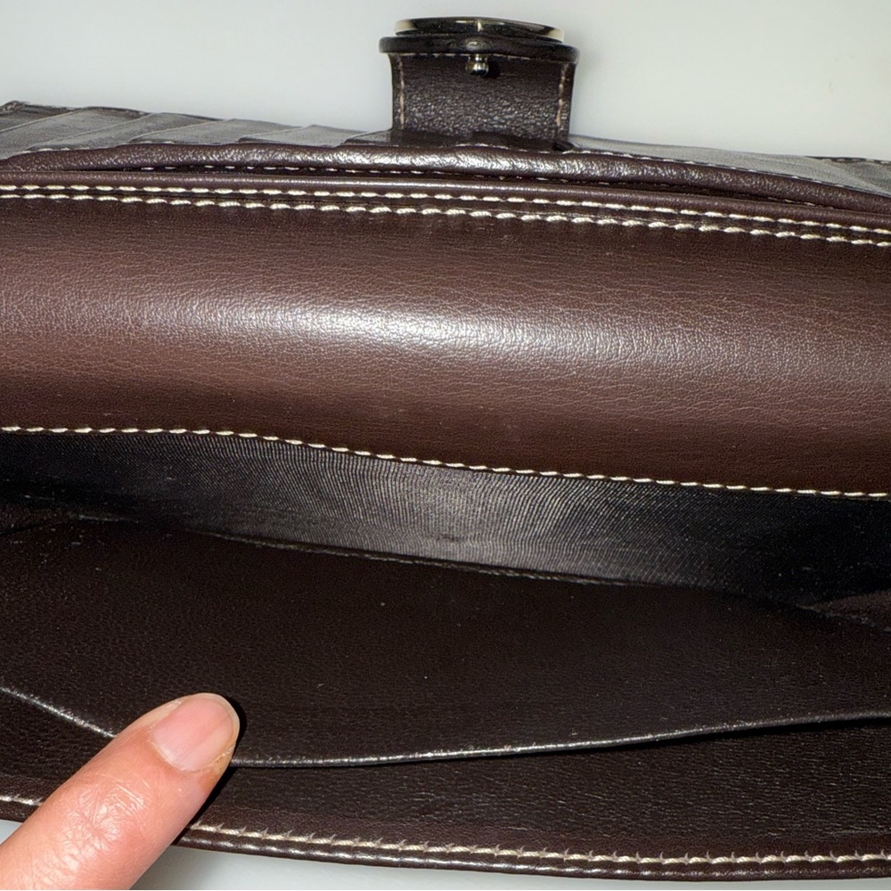 Gucci Tan and Brown Heart Clasp Wallet - Picture 10 of 17